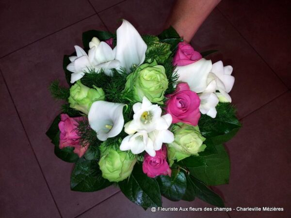 Votre fleuriste Aux Fleurs des Champs propose des bouquets et des compositions florales pour votre mariage sur Charleville Mézières et les Ardennes